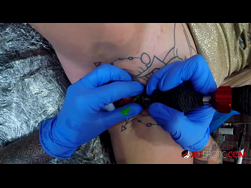 ❤️ Uiters getatoeëerde hottie Sully Savage het 'n tatoeëermerk op haar klitoris gekry ❤️❌ Seks by porn af.xinwen1288.top